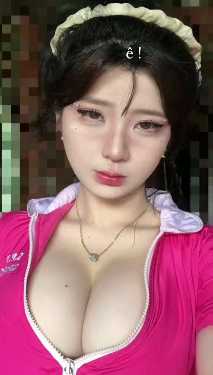 Em bé 18 tuổi nhiều nước và không có lông, cô ấy thực sự giỏi chơi với hai lỗ, sử dụng máy mát-xa và dương vật giả để làm cho âm hộ của cô ấy chảy ra chất dịch màu trắng