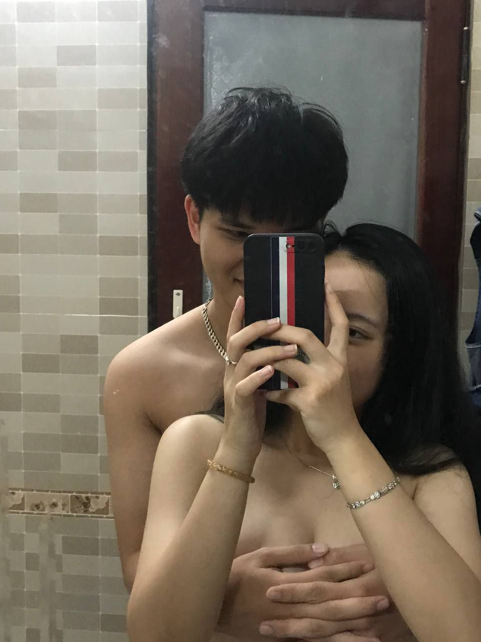 Bất lực nhìn vợ bị địt ngay trước mặt
