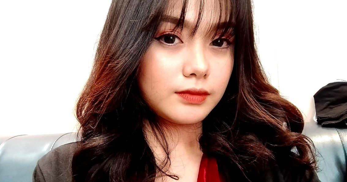 Một người đàn ông cơ bắp đã hẹn gặp trực tuyến với một cô gái gợi cảm có bộ ngực lớn màu trắng. Cô ấy mặc một chiếc váy ngắn và có đôi chân đẹp. Cô ấy trả tiền mặt, đeo bao cao su và bắt đầu cưỡi ngựa và quan hệ tình dục. Cô ấy thúc mạnh, mạnh nữa...
